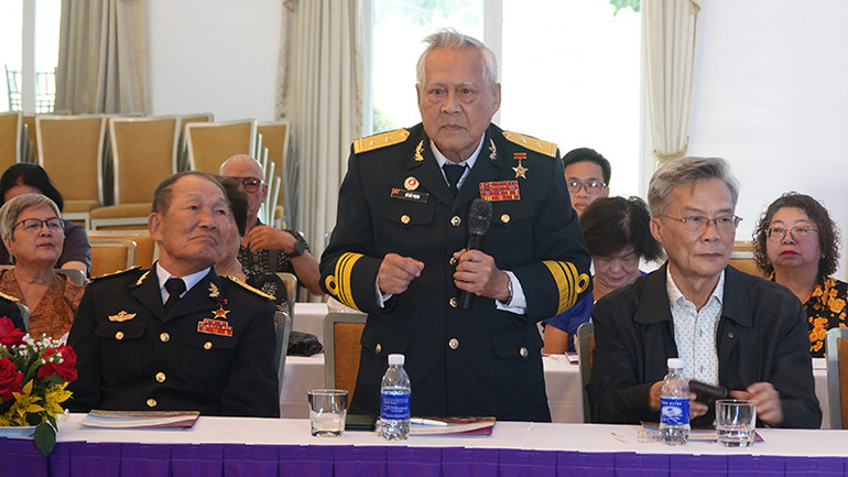 Anh hùng Lực lượng vũ trang nhân dân, Trung tá Hồ Đắc Thạnh (giữa), nguyên Thuyền trưởng tàu 41 huyền thoại kể lại những kỷ niệm về tàu Không số.