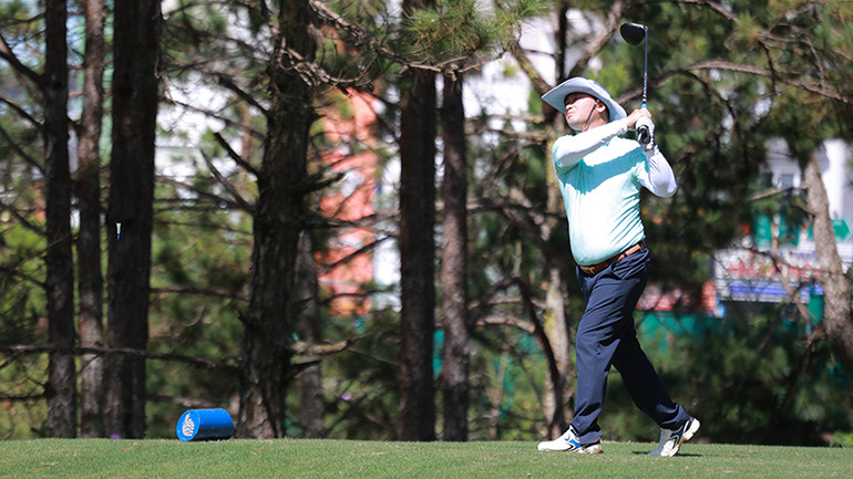 Các golfer thi đấu tại giải chào mừng ở sân golf Đồi Cù.