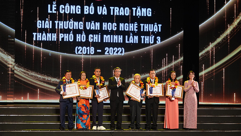 Trao giải cho các tác giả trên lĩnh vực Âm nhạc. Trao giải cho các tác giả trên lĩnh vực Âm nhạc.