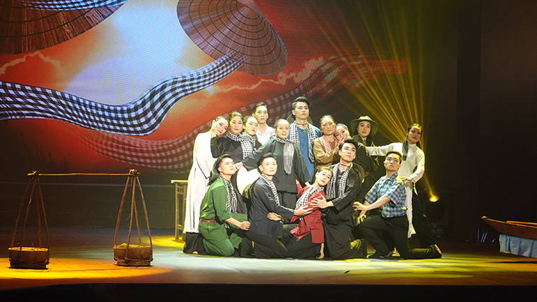 Các nghệ sĩ trình bày tác phẩm Người mẹ miền Nam của soạn giả Viễn Châu.