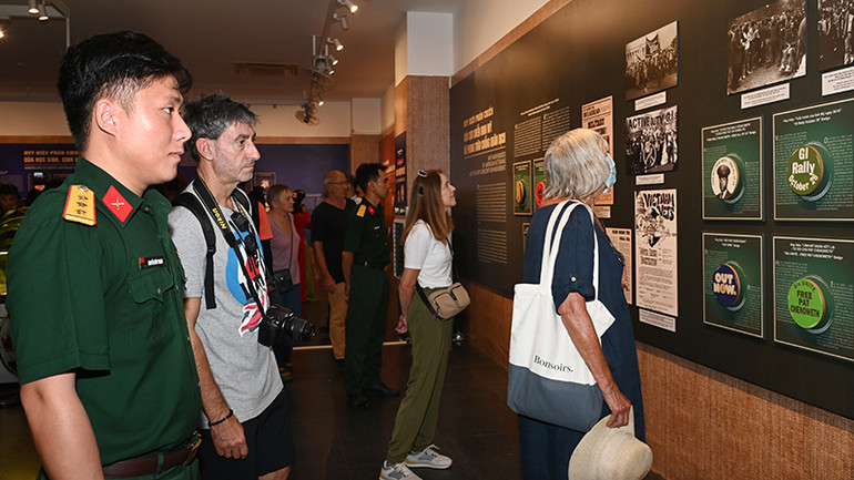 Nhiều du khách nước ngoài tham quan trưng bày trong ngày khai mạc. (Ảnh: Quốc Thanh) Nhiều du khách nước ngoài tham quan trưng bày trong ngày khai mạc. (Ảnh: Quốc Thanh)