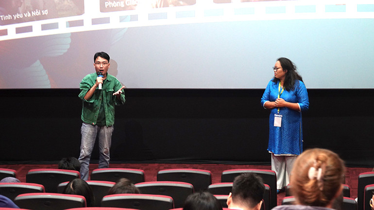 Khán giả chia sẻ cảm xúc sau buổi chiếu phim "Phòng giáo viên" trong buổi tối ngày 6/11. Khán giả chia sẻ cảm xúc sau buổi chiếu phim "Phòng giáo viên" trong buổi tối ngày 6/11.