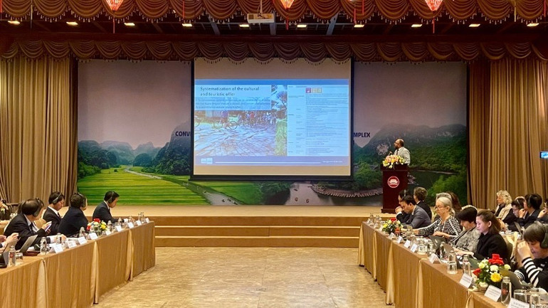 Hội thảo tập trung vào hai phiên thảo luận: khía cạnh kinh tế của di sản thế giới - bài học từ các mô hình toàn cầu và định hướng cho Di sản thế giới Tràng An; kinh tế du lịch và kịch bản phát triển bền vững cho Di sản thế giới Tràng An và các khuyến nghị chính sách. Hội thảo tập trung vào hai phiên thảo luận: khía cạnh kinh tế của di sản thế giới - bài học từ các mô hình toàn cầu và định hướng cho Di sản thế giới Tràng An; kinh tế du lịch và kịch bản phát triển bền vững cho Di sản thế giới Tràng An và các khuyến nghị chính sách.