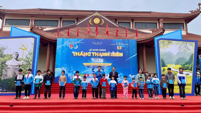 Đồng chí Trịnh Như Lâm, Bí thư Tỉnh đoàn Ninh Bình và đồng chí Đặng Xuân Nguyên, Bí thư Huyện ủy Nho Quan trao tặng quà cho các em học sinh có hoàn cảnh khó khăn.