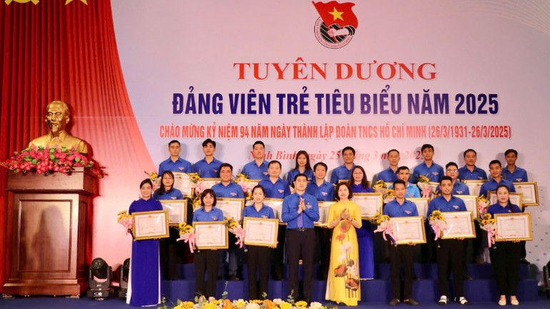 Các cá nhân có thành tích xuất sắc trong thực hiện phong trào thi đua "Thanh niên tiên tiến làm theo lời Bác" của tỉnh Ninh Bình được biểu dương tại chương trình.