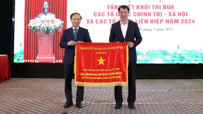 Đồng chí Phạm Tất Thắng, Ủy viên Trung ương Đảng, Phó Trưởng Ban Tuyên giáo và Dân vận Trung ương trao Cờ thi đua cho Trung ương Đoàn Thanh niên Cộng sản Hồ Chí Minh - đơn vị dẫn đầu phong trào thi đua yêu nước năm 2023.