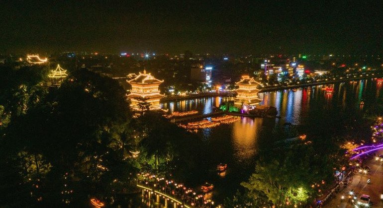 Phố cổ Hoa Lư nhìn từ trên cao. (Ảnh: TRƯỜNG HUY)