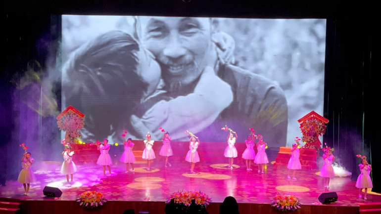 Thiếu nhi Ninh Bình thi đua thực hiện 5 điều Bác Hồ dạy.