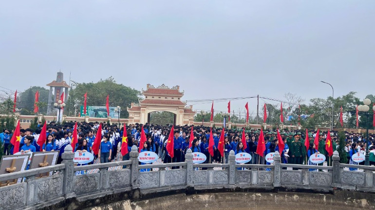 Đông đảo đoàn viên, thanh niên tỉnh Ninh Bình tham gia lễ khởi động.