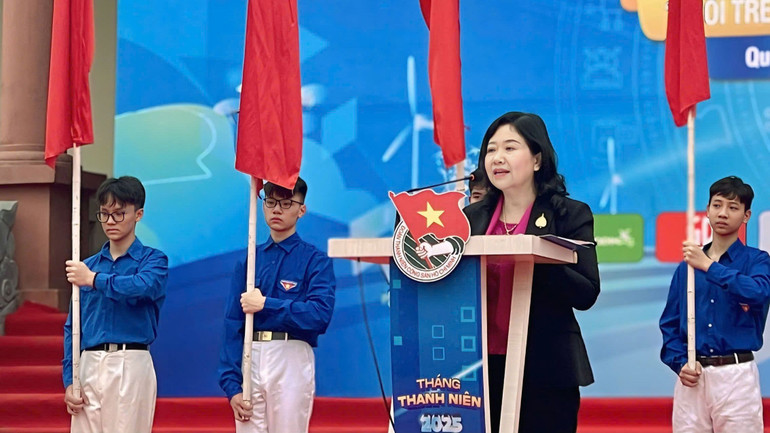 Đồng chí Bùi Mai Hoa, Trưởng Ban Tuyên giáo và Dân vận Tỉnh ủy Ninh Bình phát biểu tại buổi lễ.