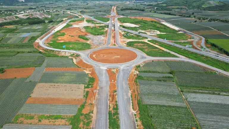 Phát triển hạ tầng giao thông kết nối vùng được Ninh Bình đặc biệt chú trọng. (Ảnh:THÁI BÁ)