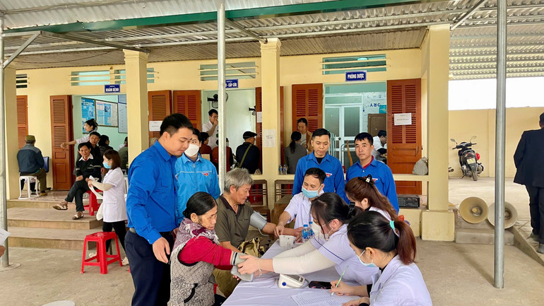 Chương trình khám bệnh, tư vấn sức khỏe và cấp phát thuốc miễn phí cho 200 người dân có hoàn cảnh khó khăn, người già neo đơn, người có công với cách mạng tại Trạm Y tế xã Quỳnh Lưu, huyện Nho Quan.