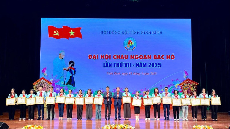 20 giáo viên làm Tổng phụ trách Đội tiêu biểu được nhận bằng khen của Ủy ban nhân dân tỉnh Ninh Bình.