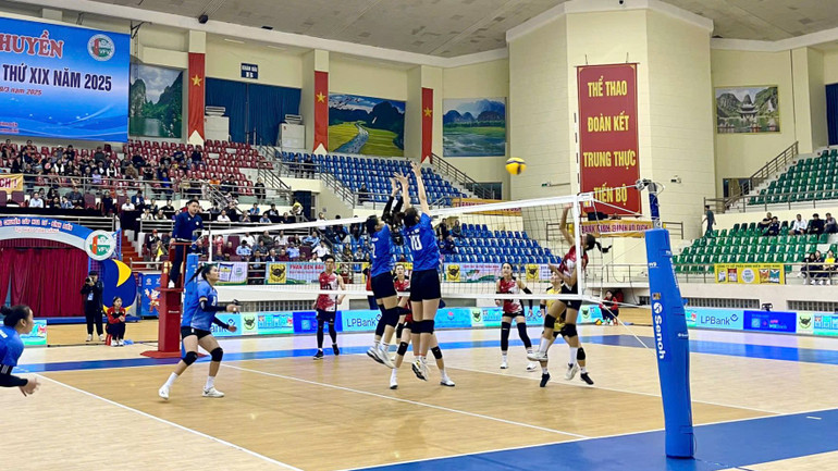 Các trận đấu diễn ra sôi nổi sau lễ khai mạc giải. Các trận đấu diễn ra sôi nổi sau lễ khai mạc giải.