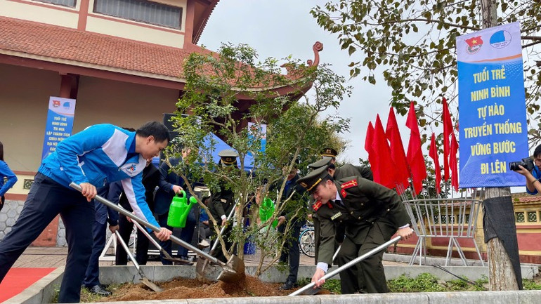 Các đại biểu trồng cây lưu niệm tại Bảo tàng Khu căn cứ Cách mạng Quỳnh Lưu, huyện Nho Quan.