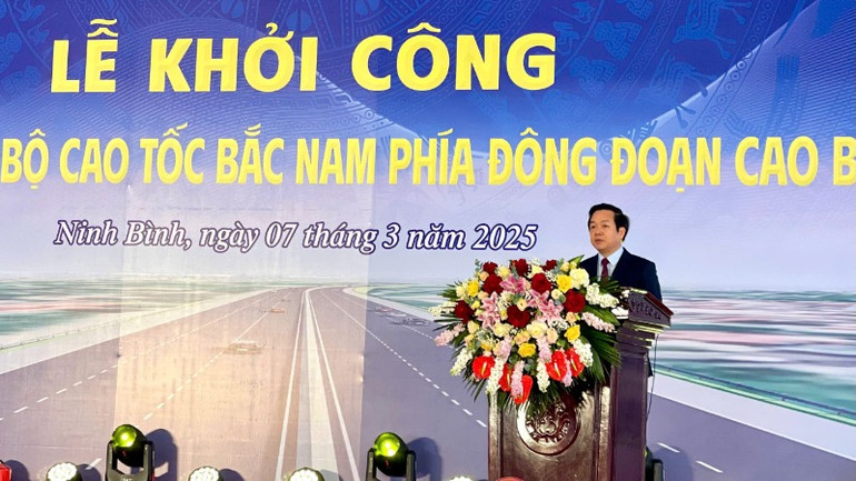 Đồng chí Phạm Quang Ngọc, Chủ tịch Ủy ban nhân dân tỉnh Ninh Bình phát biểu tại buổi lễ.