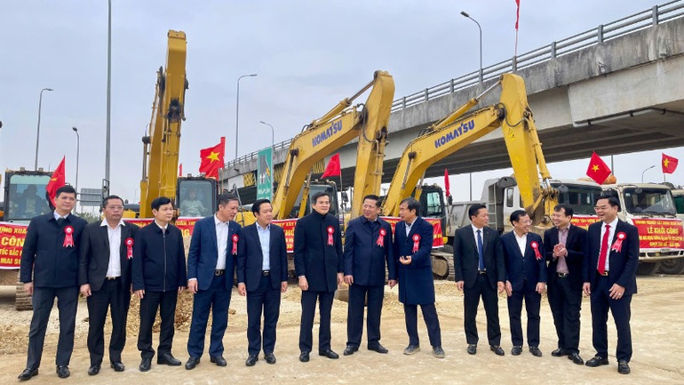 Bộ trưởng Xây dựng Trần Hồng Minh biểu dương tinh thần trách nhiệm, sự phối hợp có hiệu quả của các sở, ban, ngành, Ủy ban nhân dân các tỉnh Nam Định và Ninh Bình; sự nỗ lực, quyết tâm, quyết liệt của chủ đầu tư dự án, các đơn vị tư vấn, nhà thầu thi công trong công tác chuẩn bị đầu tư dự án; sự ủng hộ tích cực của nhân dân trong quá trình các đơn vị triển khai nhiệm vụ.