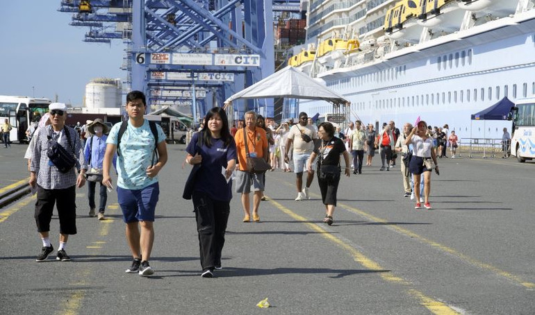 Nhiều du khách lên bờ đi tham quan du lịch.