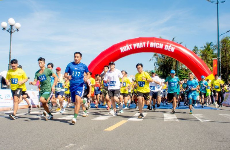 Giải chạy được nhiều vận động viên và người dân tham gia thi đấu.