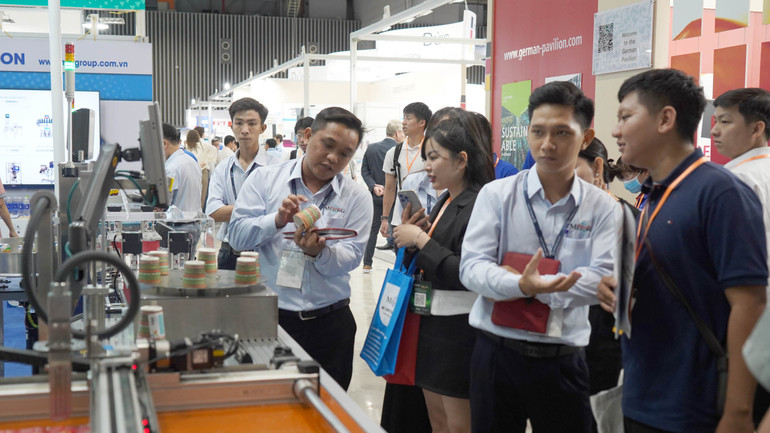 Triển lãm về công nghệ xử lý, chế biến và đóng gói bao bì tại Việt Nam thu hút đông đảo doanh nghiệp quốc tế và khách tham quan.