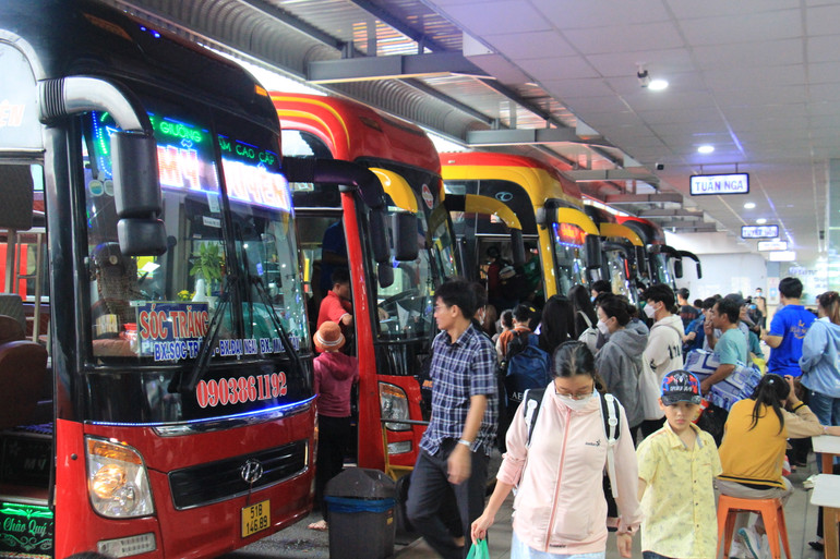 Ngay từ 16 giờ chiều ngày 31/8, hàng loạt đơn vị vận tải đã sẵn sàng các phương tiện để xuất bến.