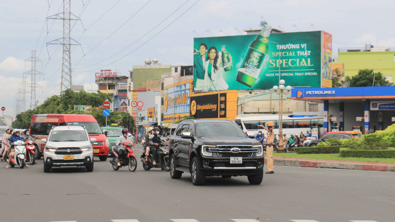 Ông Trần Văn Phương, Phó Tổng Giám đốc Công ty cổ phần Bến xe Miền Tây cho biết, về lượng khách trong dịp lễ 2/9 năm nay, cao điểm khách qua bến xe vào ngày 1/9 với 48.000 lượt khách. So ngày thường tăng gấp đôi, so cùng kỳ năm ngoái tăng 20-30% .Để bảo đảm an ninh trật tự cho hành khách, Bến xe Miền Tây đã phối hợp Công an địa phương, Cảnh sát giao thông phân luồng giao thông, bảo đảm an ninh trật tự trên địa bàn.