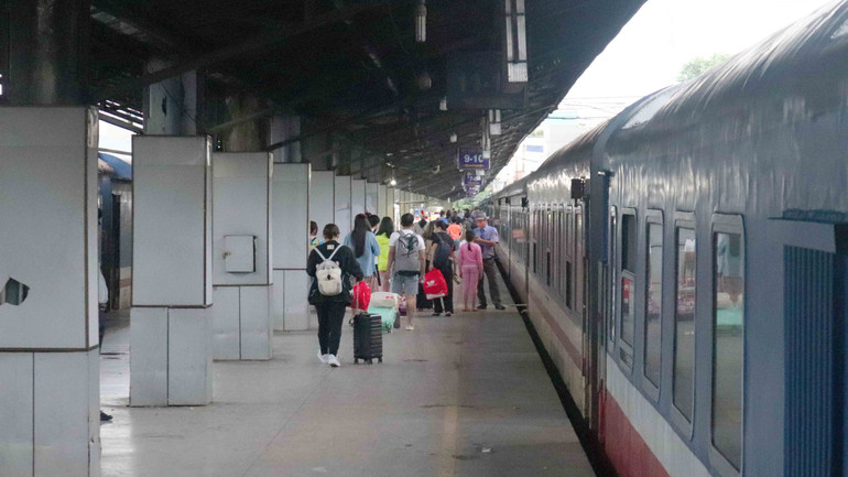 Nhân viên của ga đã mở cửa kiểm tra vé và các giấy tờ tùy thân để khách lên tàu ổn định vị trí.