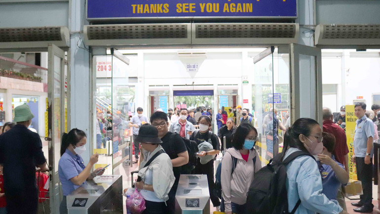 Tại ga Sài Gòn, đến 17 giờ 30 phút, lượng hành khách đến ga bắt đầu nhiều.