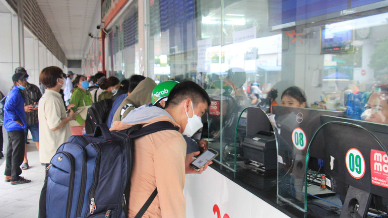 Anh Trần Quốc Hào, quê ở tỉnh Kiên Giang cho biết: "Tôi tranh thủ sắp xếp được công việc nên về quê tối nay để tránh đông đúc, giá vé tăng không đáng kể so với ngày bình thường".