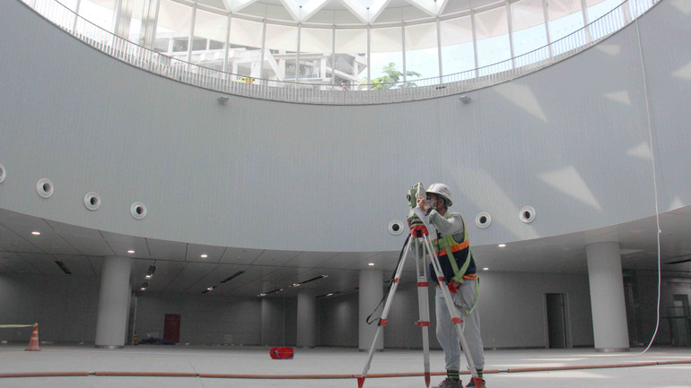 Kỹ sư đang đo mặt phẳng của công trình.