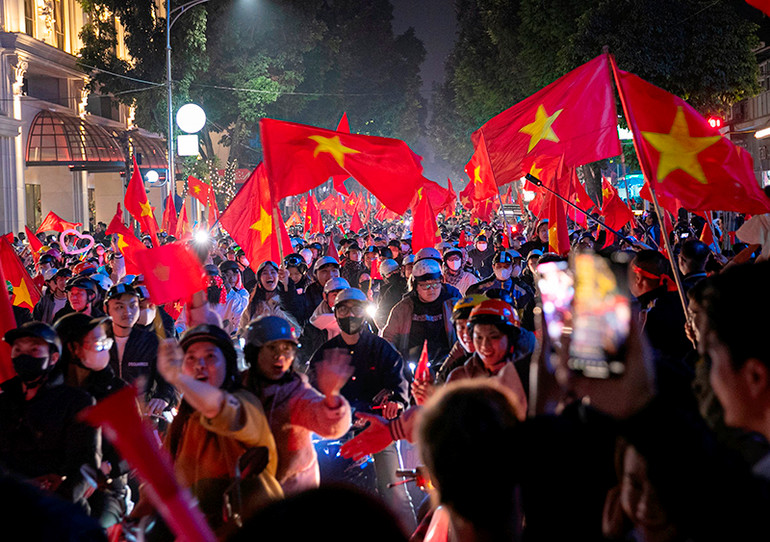 Người dân Hà Nội đổ ra đường phố ăn mừng sau khi đội tuyển Việt Nam giành chức vô địch. (Ảnh SƠN TÙNG)