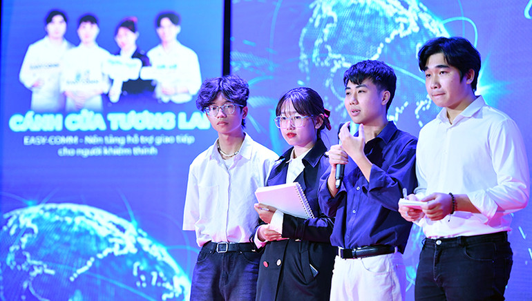 Các thành viên dự án "Easy-Comm - Cánh cửa tương lai" thuyết trình về sản phẩm tại vòng chung kết cuộc thi.