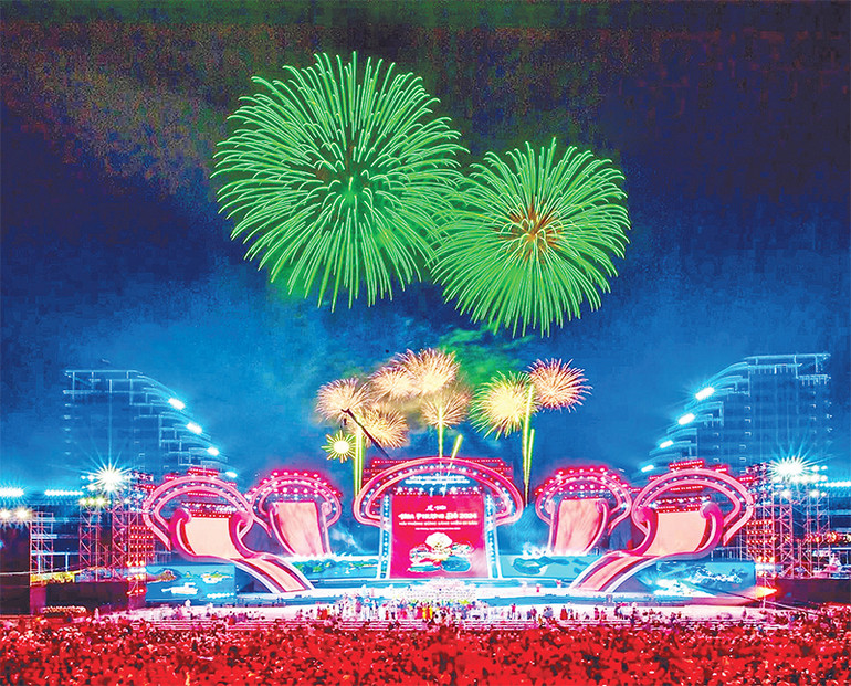 Bắn pháo hoa tại Lễ hội Hoa phượng đỏ Hải Phòng.