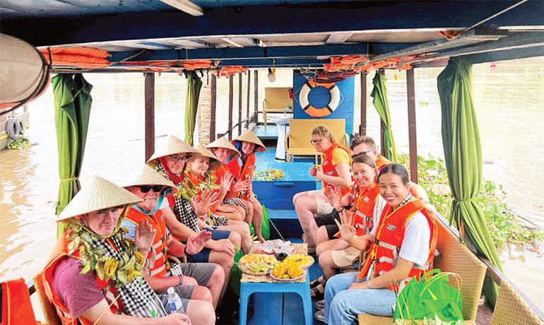 Đoàn du khách quốc tế đầu tiên trong năm 2025 đến với Bến Tre.