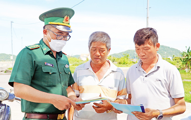 Bộ đội Biên phòng tỉnh Kiên Giang tuyên truyền, vận động người dân phòng chống buôn lậu.