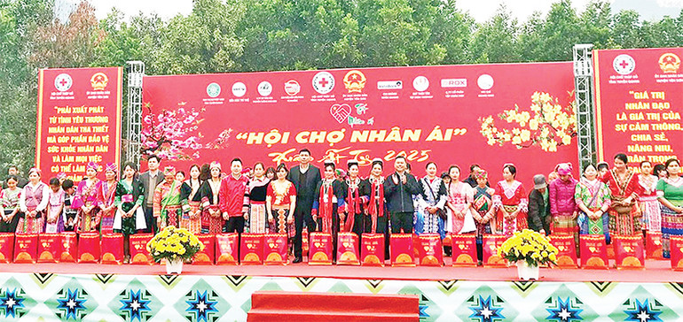 Đại diện sở, ngành tỉnh Tuyên Quang trao tặng quà người dân. (Ảnh MINH THỦY)