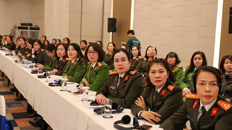 Các đại biểu nữ đến từ các cơ quan thực thi pháp luật tham dự hội nghị.
