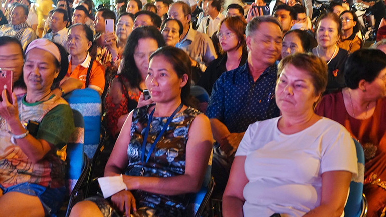 Đông đảo khán giả đến thưởng thức các tiết mục đờn ca tài tử trong đêm khai mạc tại thành phố Thủ Đức.