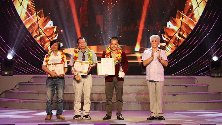 Trao giải Khuyến khích cho các tác giả. Trao giải Khuyến khích cho các tác giả.