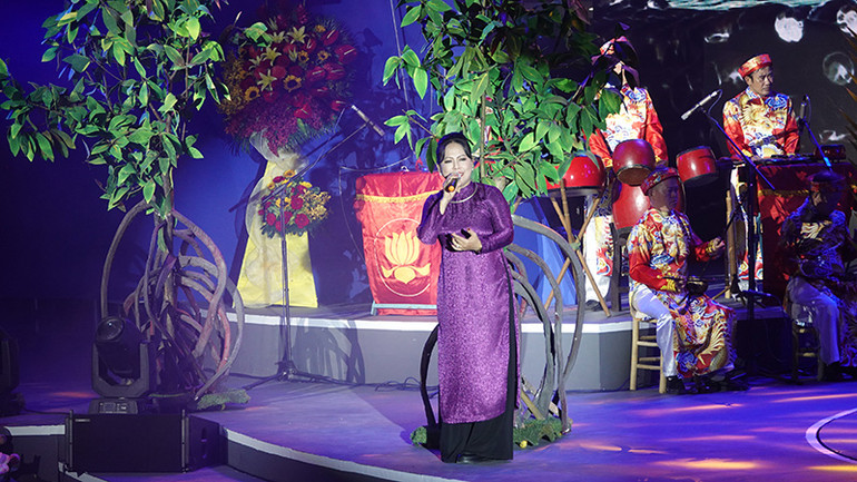 Nghệ nhân nhân dân Thanh Tuyết biểu diễn trong chương trình.