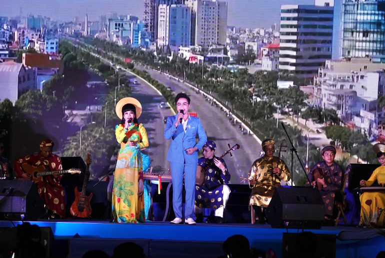 Tiết mục song ca bài ca cổ Quê tôi thành phố trẻ (tác giả Đức Hiền) của đơn vị thành phố Thủ Đức.