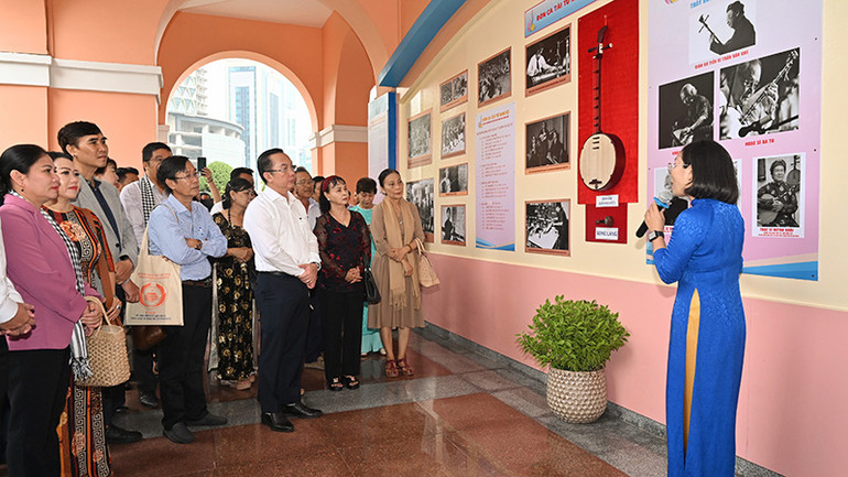 Đại biểu tham quan trưng bày “Đờn ca tài tử Nam Bộ - Di sản văn hóa phi vật thể đại diện của nhân loại”.