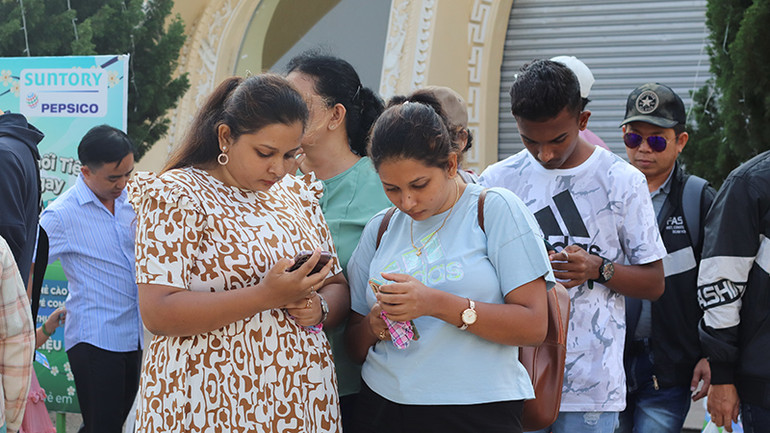 Du khách nước ngoài đến tham quan Du lịch Văn hóa Suối Tiên trong sáng 31/12.