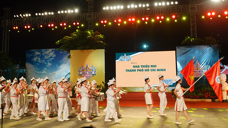 Đội kèn của Nhà Thiếu nhi Thành phố Hồ Chí Minh diễu hành trong buổi khai mạc.