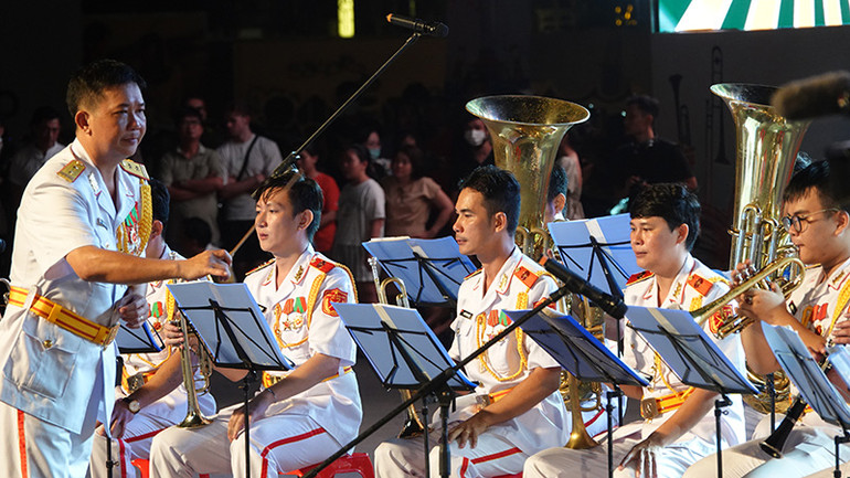 Phần biểu diễn nhạc kèn của đơn vị Quân khu 7.