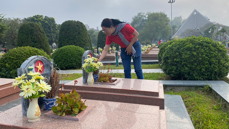 Các thành viên trong đoàn thắp hương tại Nghĩa trang liệt sĩ A1 (ảnh Ban tổ chức cung cấp).