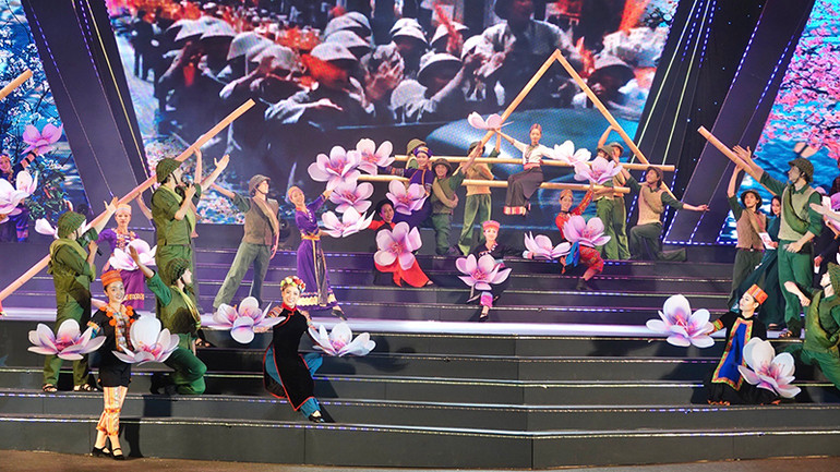 Tiết mục Liên khúc gồm các ca khúc Hò kéo pháo, Đường lên phía trước, Giải phóng Điện Biên.