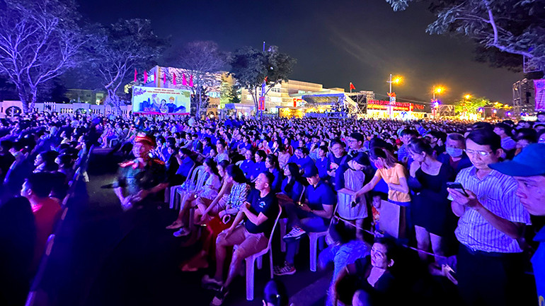 Rất đông người dân đến thưởng thức chương trình nghệ thuật "Bình Chánh hôm nay- Đô thị ngày mai". (Ảnh: Dũng Phương).