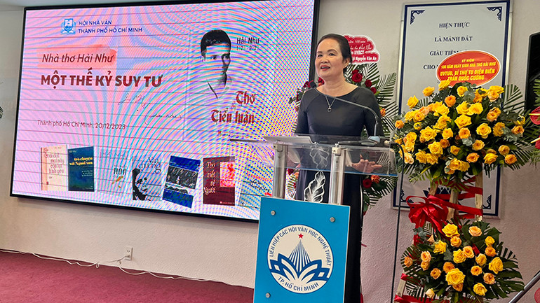 Nhà văn Bích Ngân, Chủ tịch Hội Nhà văn Thành phố Hồ Chí Minh phát biểu trong buổi tọa đàm.