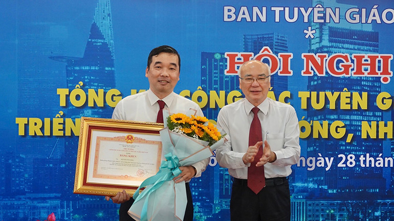 Đồng chí Phan Nguyễn Như Khuê trao Bằng khen của Thủ tướng Chính phủ cho đồng chí Nguyễn Võ Cường,Trưởng Phòng Lý luận chính trị - Lịch sử Đảng, Ban Tuyên giáo Thành ủy.